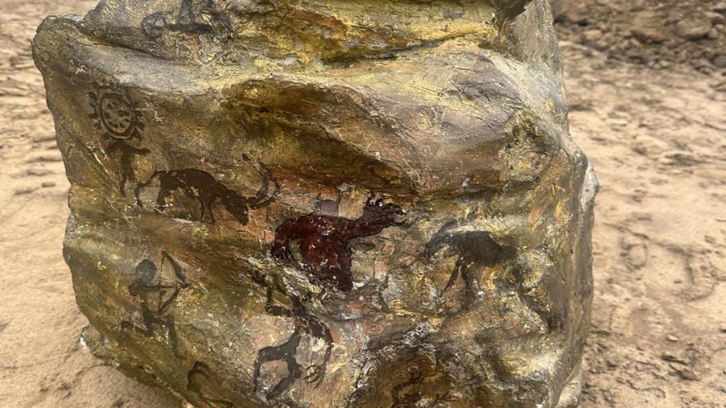 Таинственные петроглифы: В Алматинской области нашли древний камень с изображением мифических существ