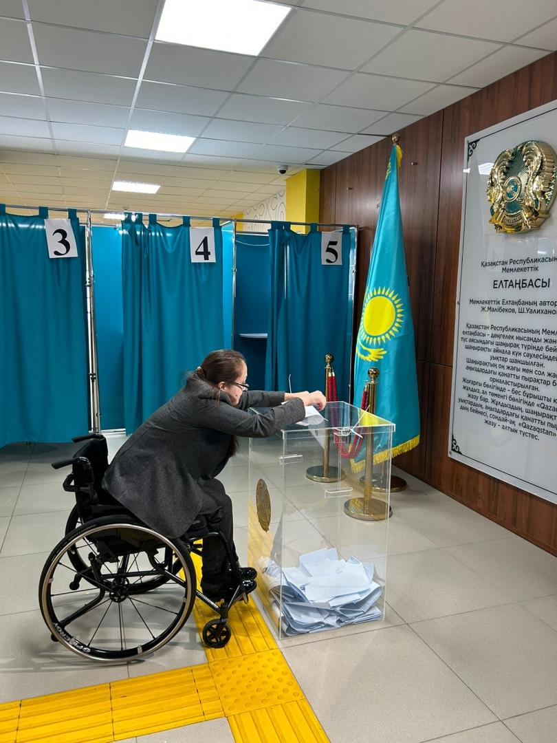 В Астане создали условия для голосования людей с особыми потребностями