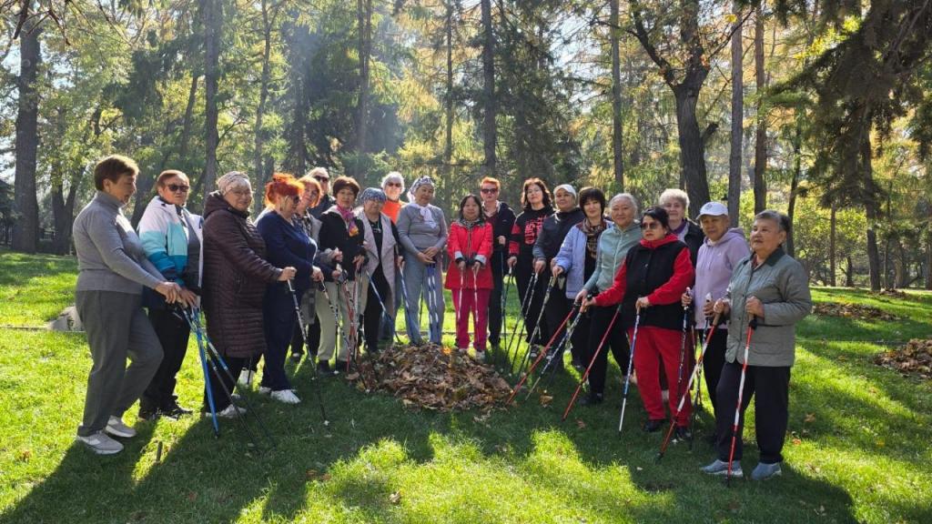 «Порядок — дело общее»: алматинские пенсионеры совместили скандинавскую ходьбу с уборкой мусора