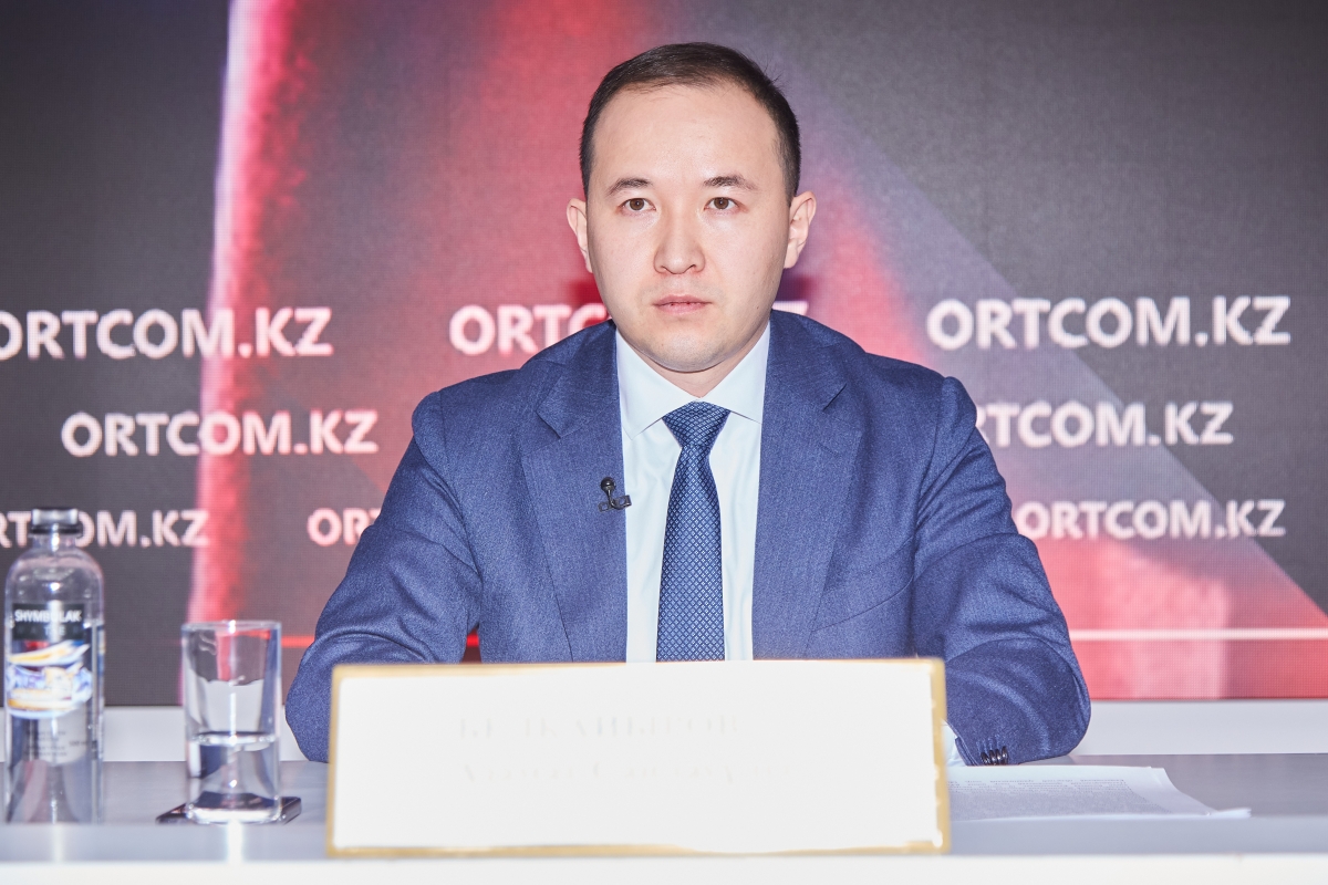 Постановки на фестивале оценивает жюри, состоящее из известных театральных критиков и актеров Казахстана
