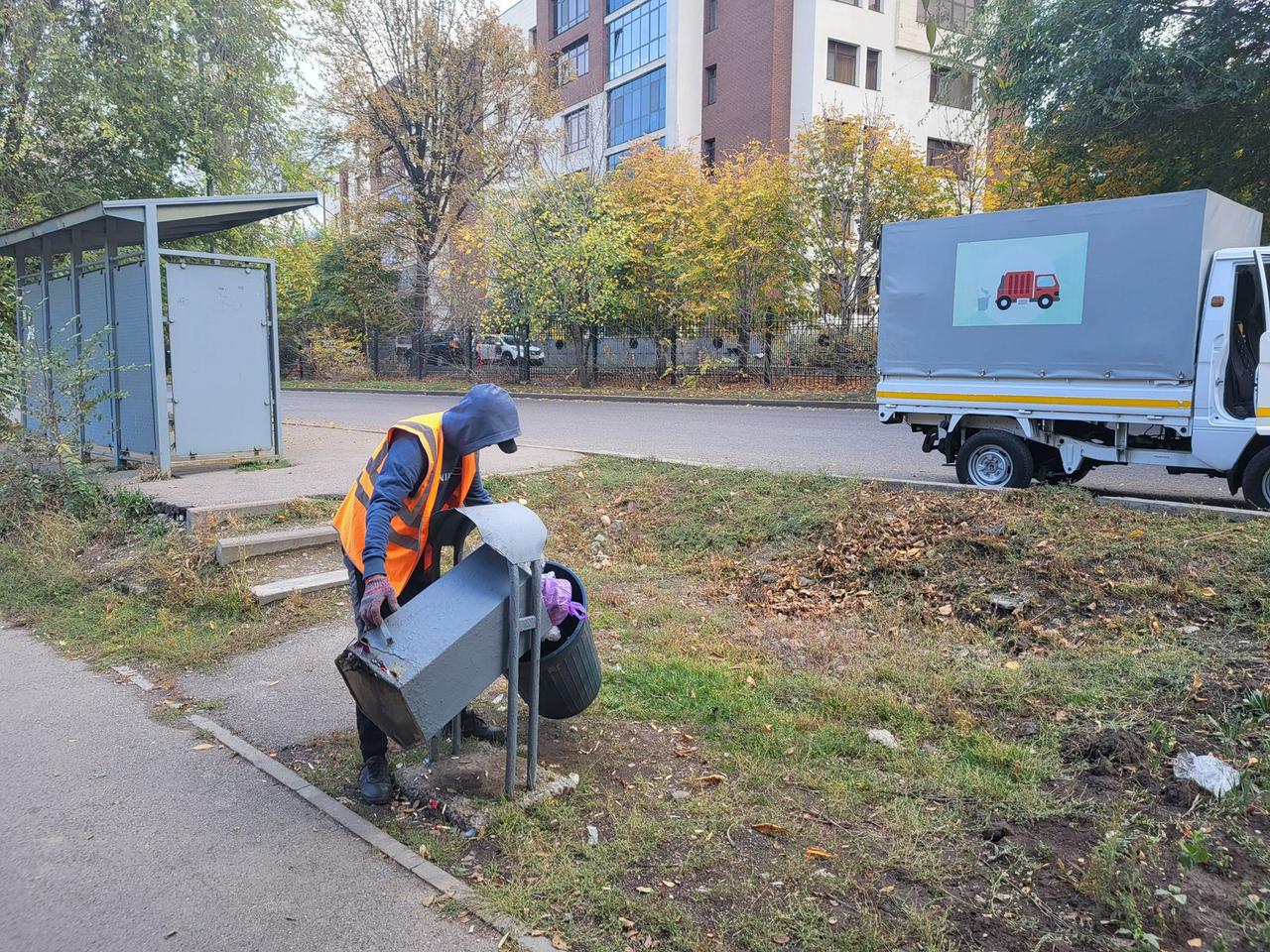 В рамках алматинской кампании «Жарқын күз» для уборки урн выделены спецэкипажи