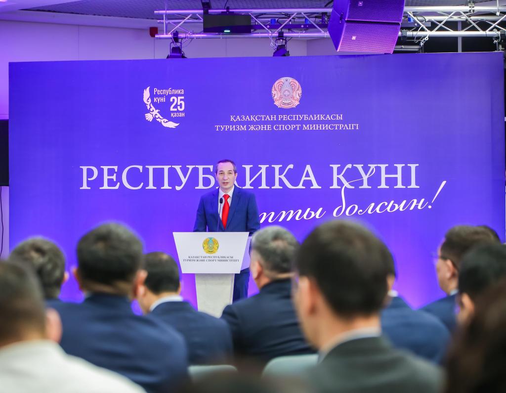 Вице-министр туризма и спорта вручил награды ко Дню Республики