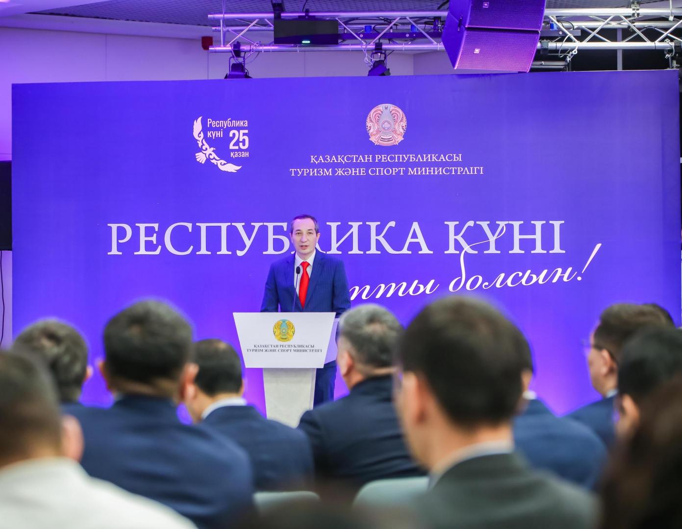 Вице-министр туризма и спорта вручил награды ко Дню Республики