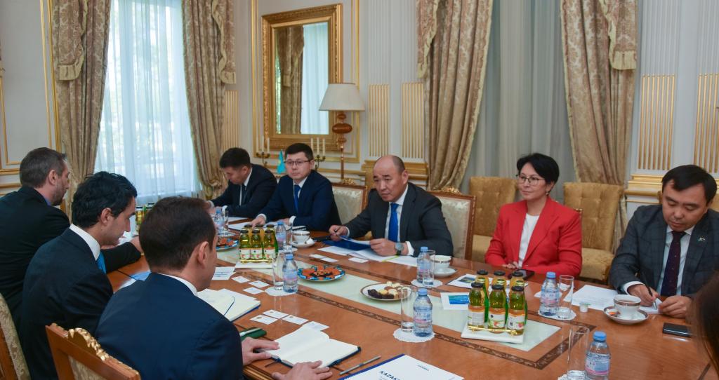 Промышленное сотрудничество и проекты: Канат Шарлапаев встретился с ведущими компаниями в Париже
