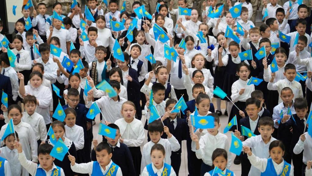 "Моя республика – моя гордость": песню "Атамекен" исполнили 400 учащихся в Астане