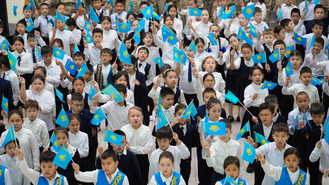 "Моя республика – моя гордость": песню "Атамекен" исполнили 400 учащихся в Астане