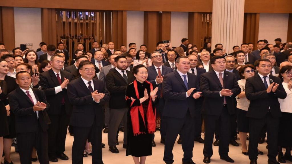 Huawei представила новейшие технологии на приеме в честь 75-летия КНР в Алматы