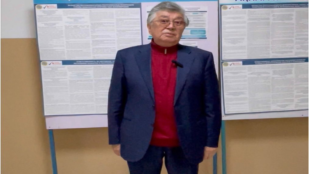 Драматург Нурлан Оразалин проголосовал на референдуме в Алматы