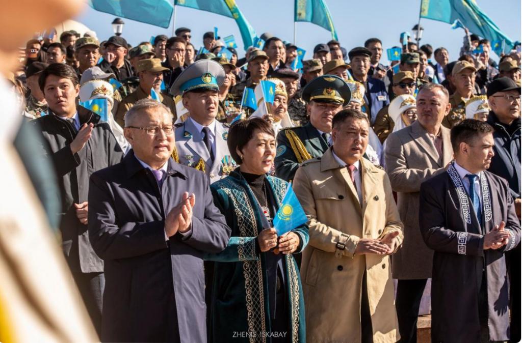 В День Республики в Жетісу прошла масштабная патриотическая акция по поднятию Государственного Флага