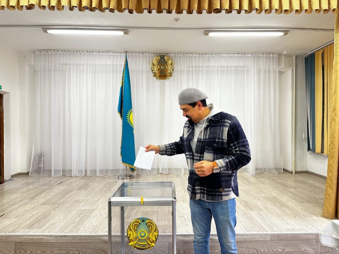 Певец Парвиз Назаров проголосовал на референдуме в Алматы