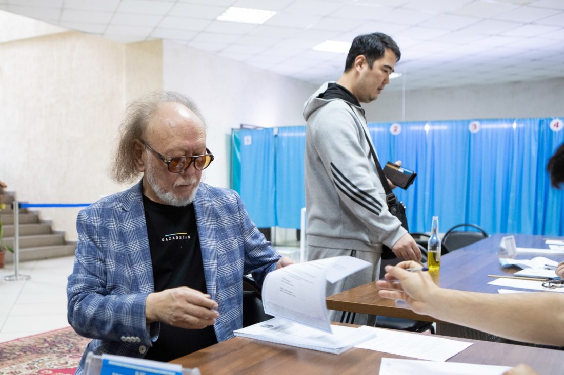 Основатель легендарного ансамбля «Дос-Мукасан» Мурат Кусаинов проголосовал на референдуме в Алматы