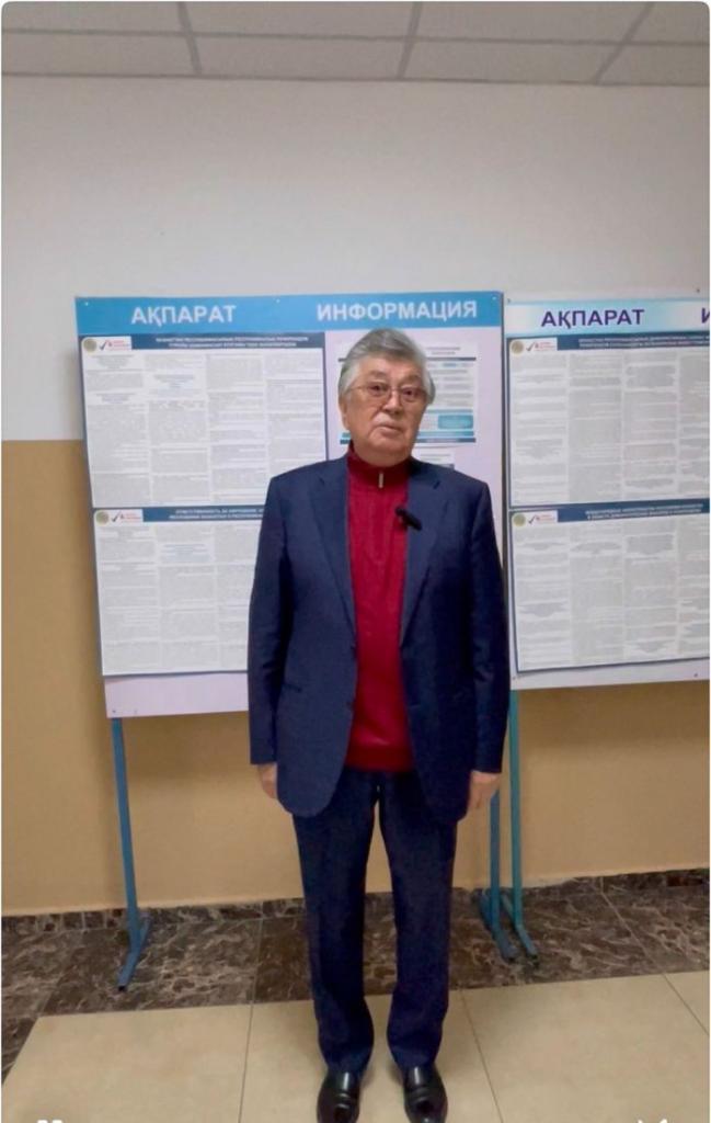 Драматург Нурлан Оразалин проголосовал на референдуме в Алматы