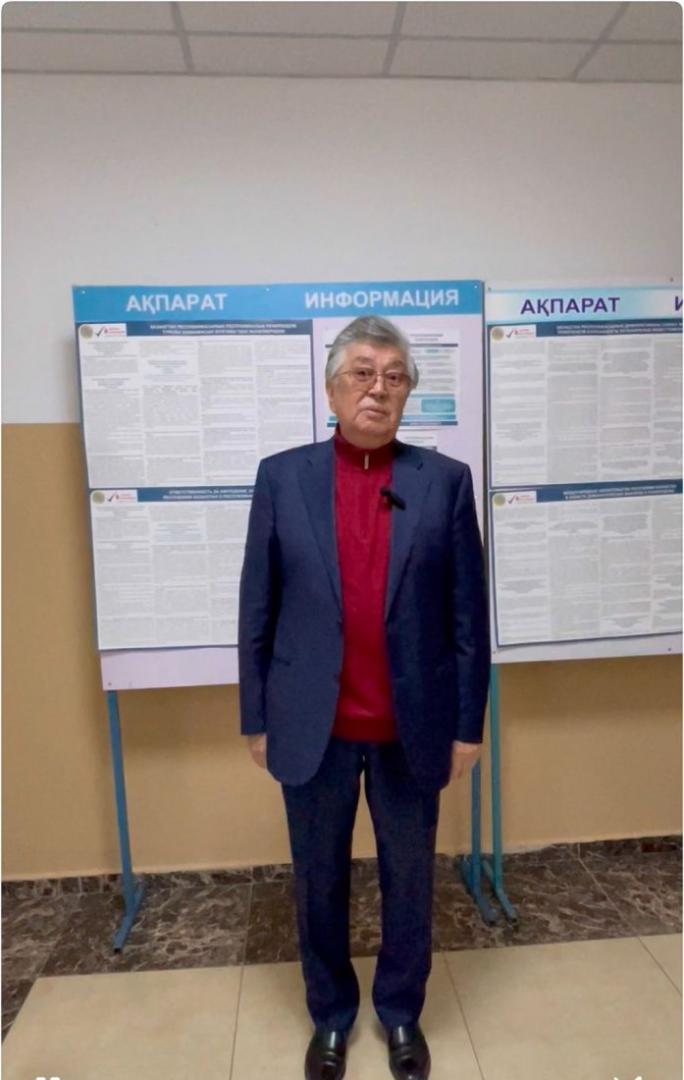 Драматург Нурлан Оразалин проголосовал на референдуме в Алматы