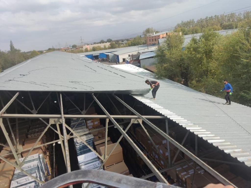 Более 2000 кв. метров незаконных складских помещений сносят в Алматы