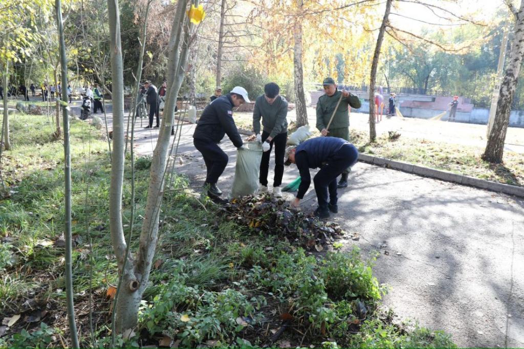 «Жарқын күз»: в роще Баума в Алматы прошла масштабная экоакция