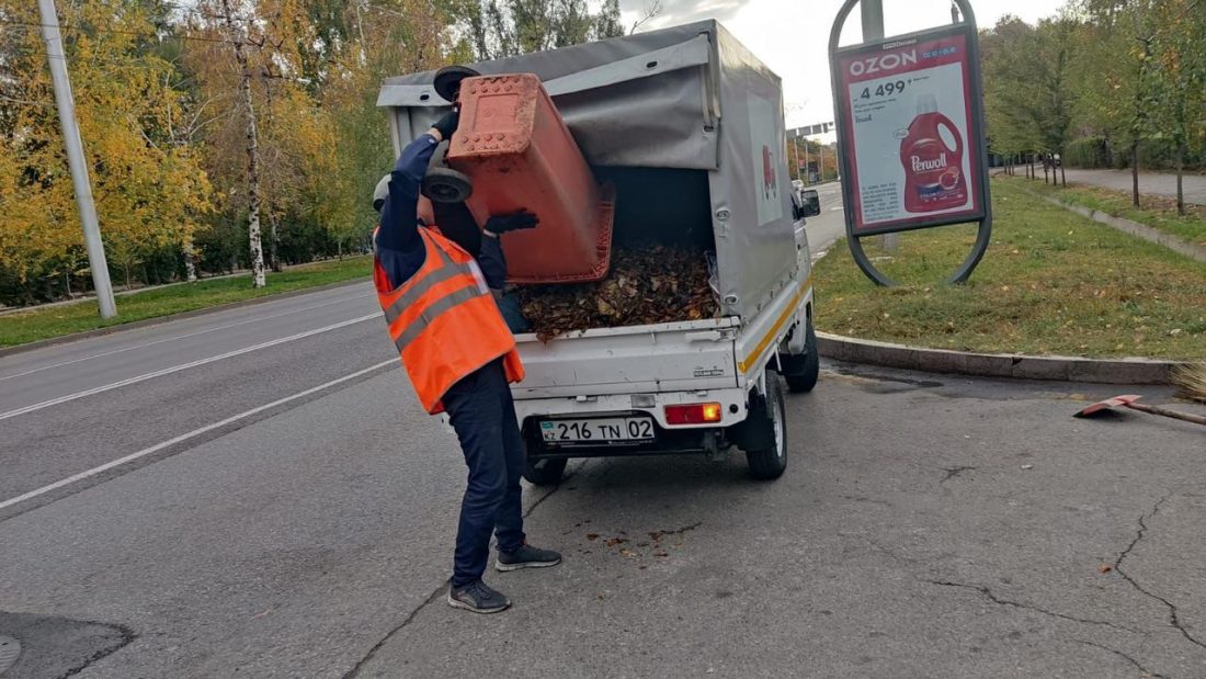 «Жарқын күз» в Алматы: введены дополнительные маршруты по уборке урн