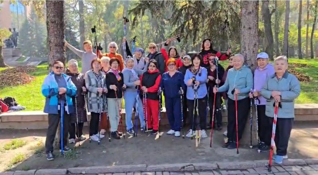 «Порядок – дело общее»: алматинские пенсионеры совместили скандинавскую ходьбу с уборкой мусора