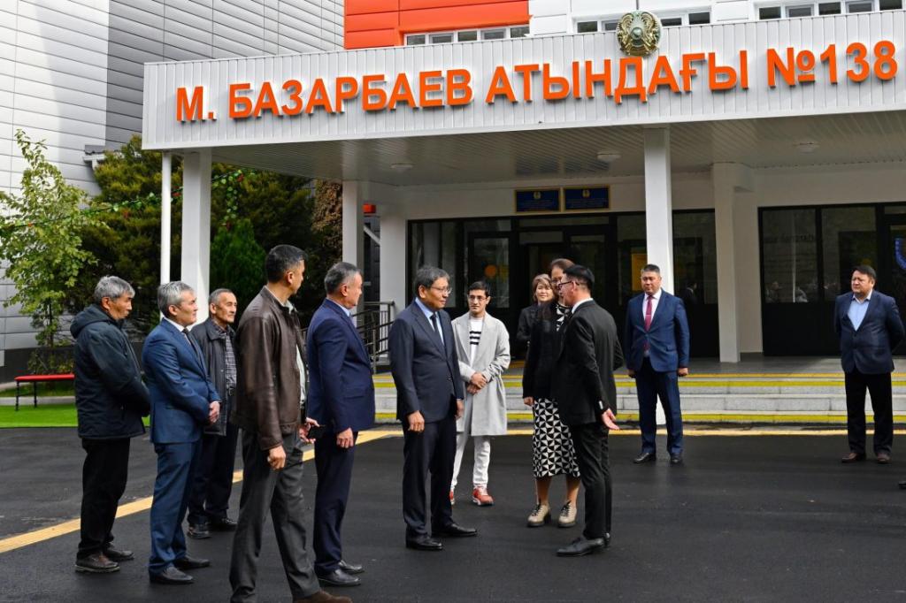 Аким Алматы Ерболат Досаев осмотрел школу после сейсмоусиления и капитального ремонта