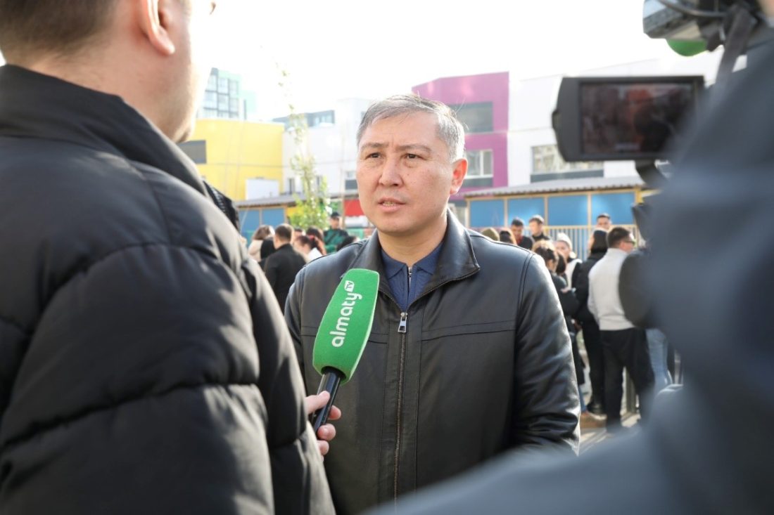 Очередникам в Алматы вручили ключи от новых квартир