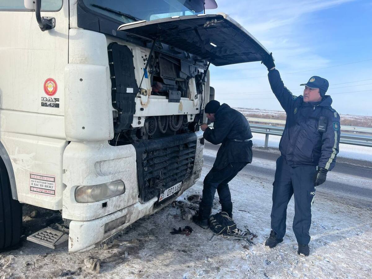 Полицейские в Костанайской области помогли водителю из Кыргызстана в непогоду