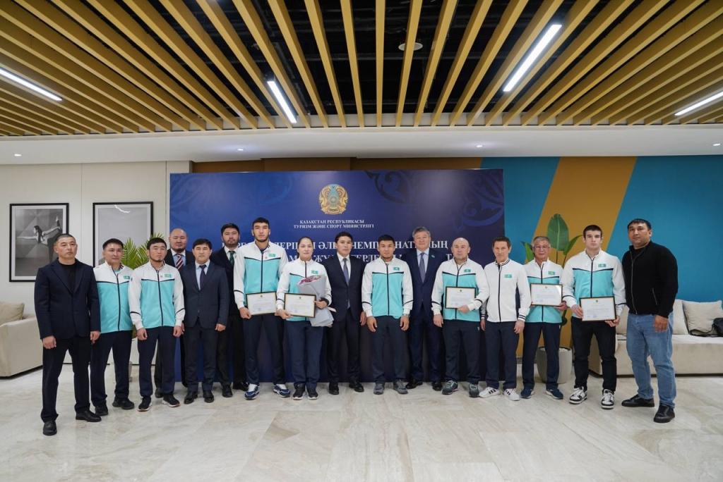 Министр Ербол Мырзабосынов провел встречу с призерами чемпионатов мира по борьбе