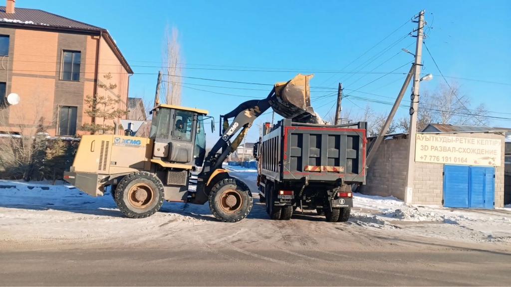 Более 2 600 дорожных рабочих и свыше 1300 единиц спецтехники  заняты в снегоуборке в Астане