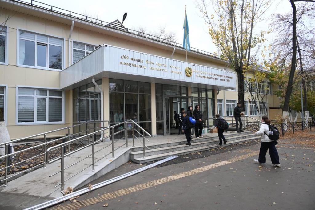 В рамках рабочего объезда аким Алматы Ерболат Досаев осмотрел отремонтированную школу №9 в Ауэзовском районе