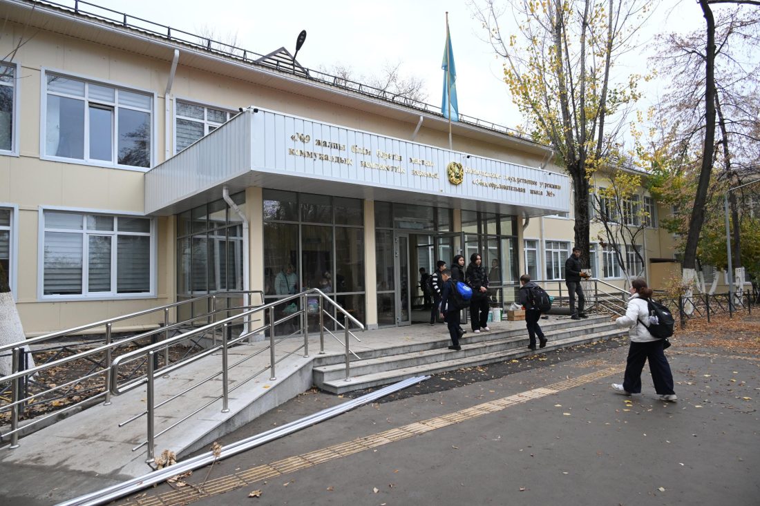 В рамках рабочего объезда аким Алматы Ерболат Досаев осмотрел отремонтированную школу №9 в Ауэзовском районе