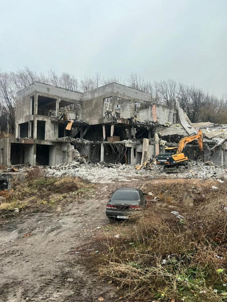 В предгорье Алматы сносят крупный незаконный объект