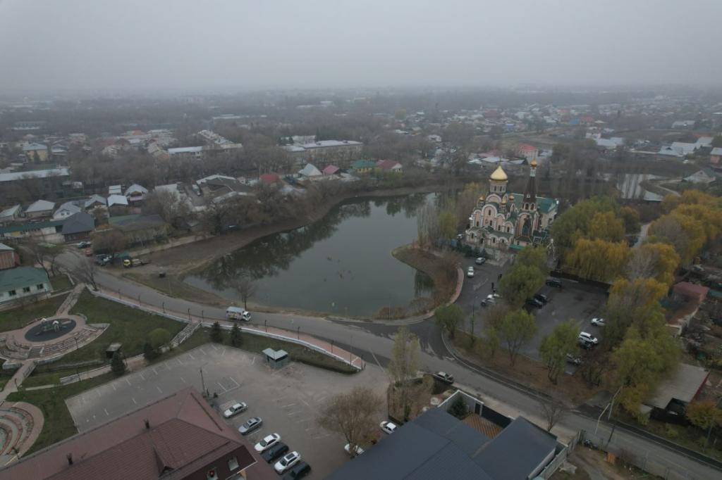 В Алатауском районе Алматы впервые очистили озеро Карасу