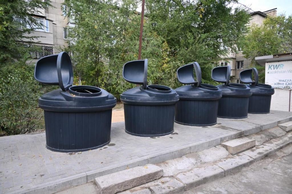 В Алматы устанавливают мусорные контейнеры заглубленного типа