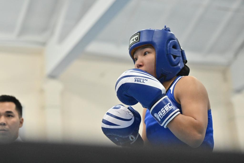 Улжан Сарсенбек с победы стартовала на чемпионате Азии по боксу