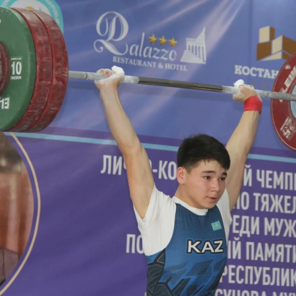 Акжол Курманбек с рекордами мира выиграл чемпионат Азии по тяжелой атлетике в Дохе