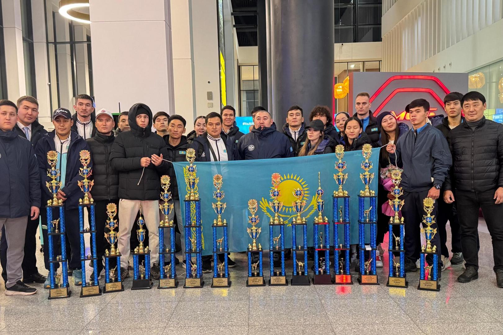 Призеров чемпионата Азии по киокушинкай-кан каратэ болельщики встретили в аэропорту Астаны