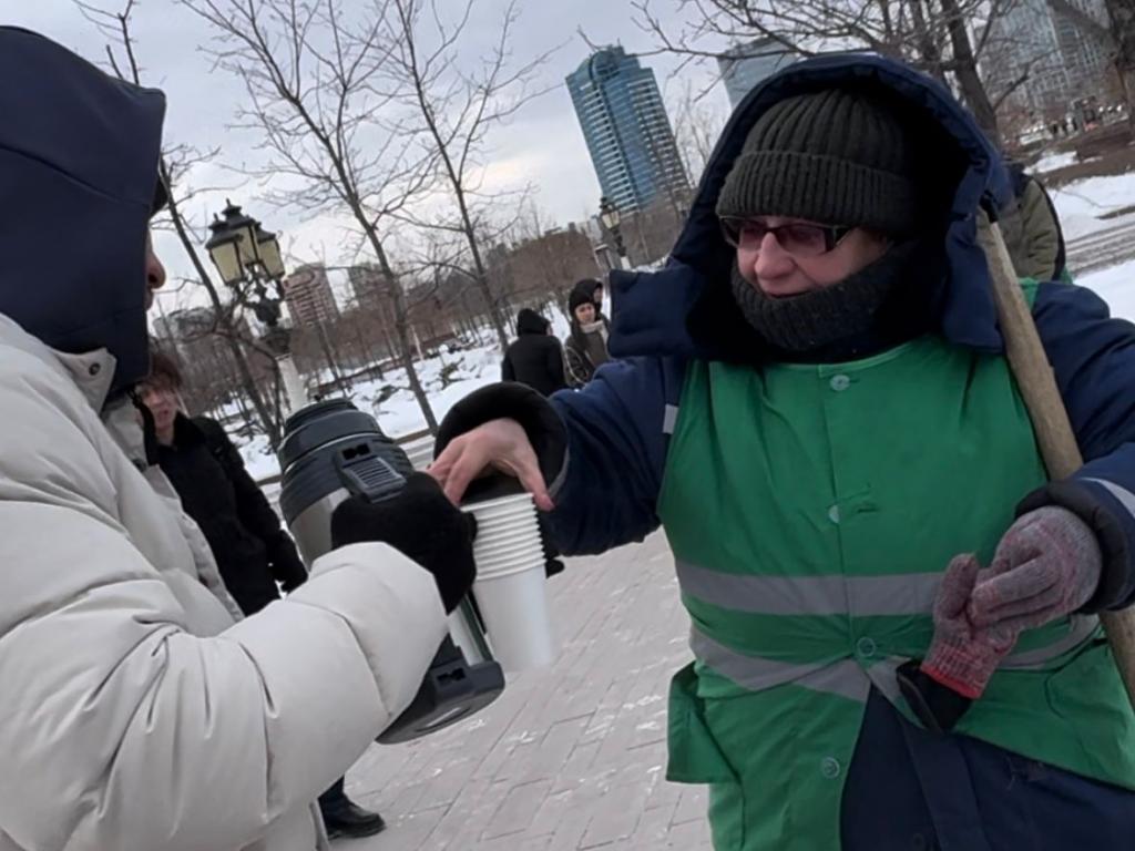 Угостили чаем и помогли в уборке: столичные спортсмены провели акцию в поддержку коммунальщиков
