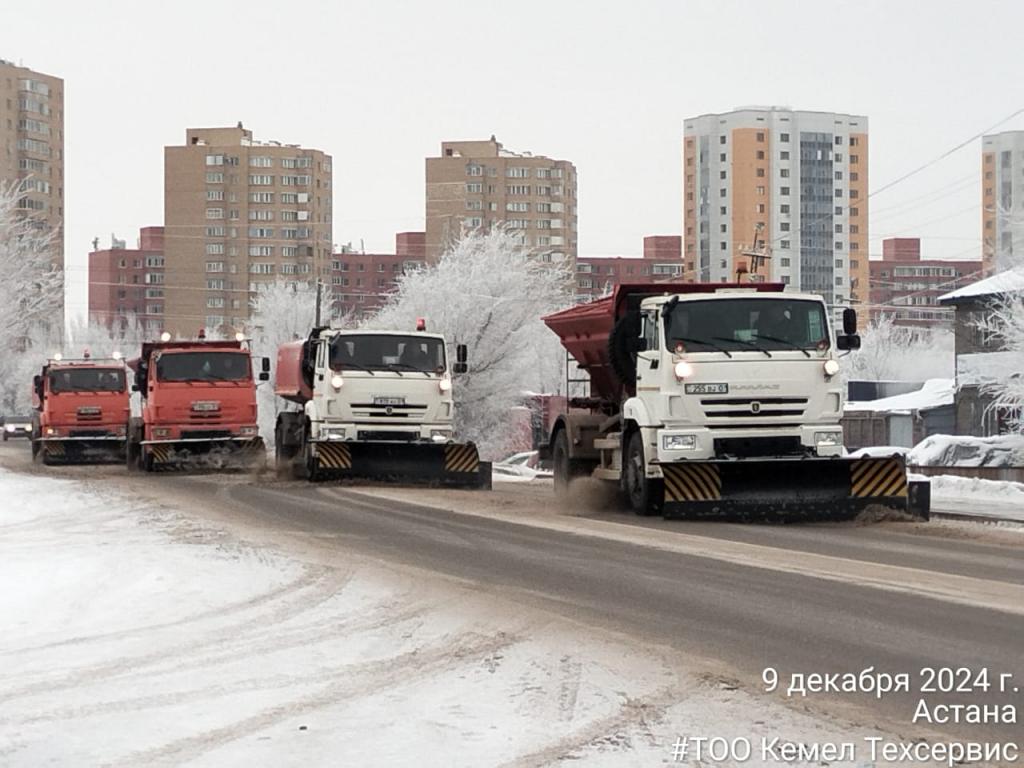 Более 2,7 тыс. дорожных рабочих вышли в дневную смену на уборку снега в Астане