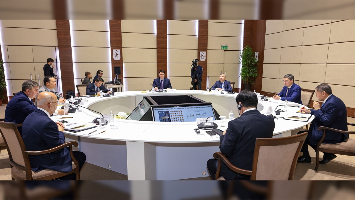 Олжас Бектенов провел заседание Высшего попечительского совета NU и НИШ и ознакомился с проектами в технопарке при университете