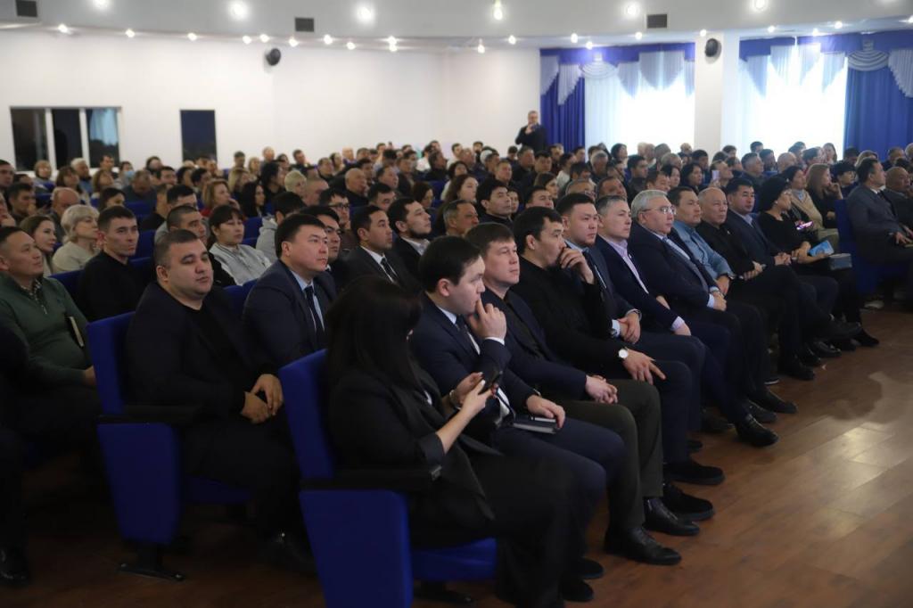 В Павлодарской области спортом занимаются более 24 тысяч детей: встреча Серика Жарасбаева с населением
