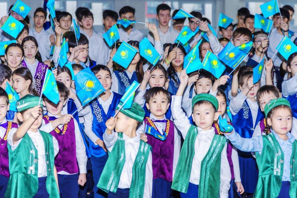 Новый челлендж: столичные школьники исполнили песню, посвященную флагу Казахстана