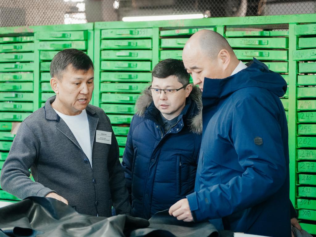 Канат Шарлапаев посетил Семипалатинскую обувную фабрику