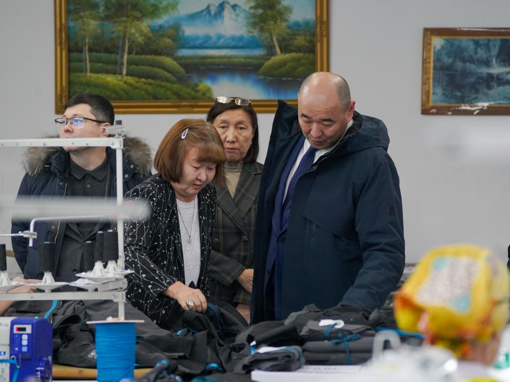 Канат Шарлапаев посетил швейную фабрику в рамках рабочей поездки