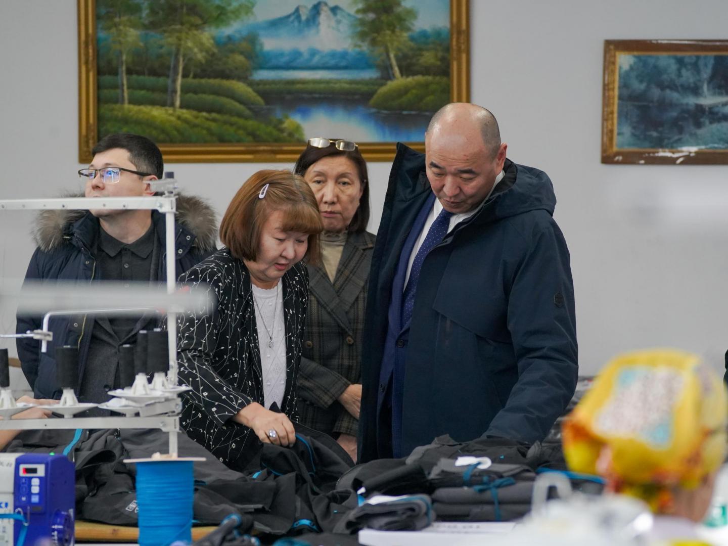 Канат Шарлапаев посетил швейную фабрику в рамках рабочей поездки