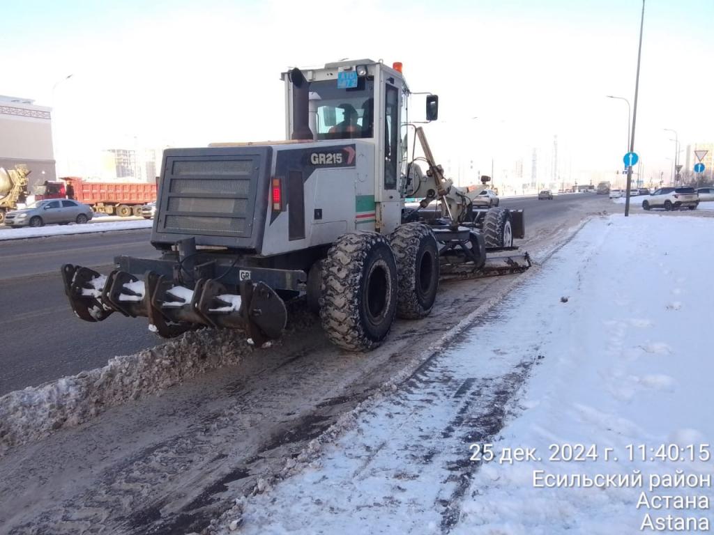 Почти 2 600 дорожных рабочих и 1,5 тысячи единиц техники заняты в снегоуборочных работах в Астане