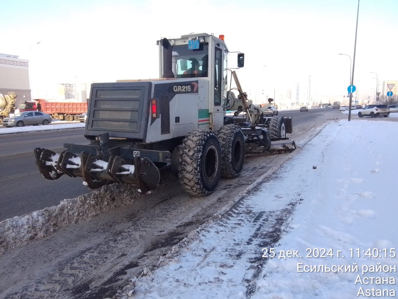 Почти 2 600 дорожных рабочих и 1,5 тысячи единиц техники заняты в снегоуборочных работах в Астане