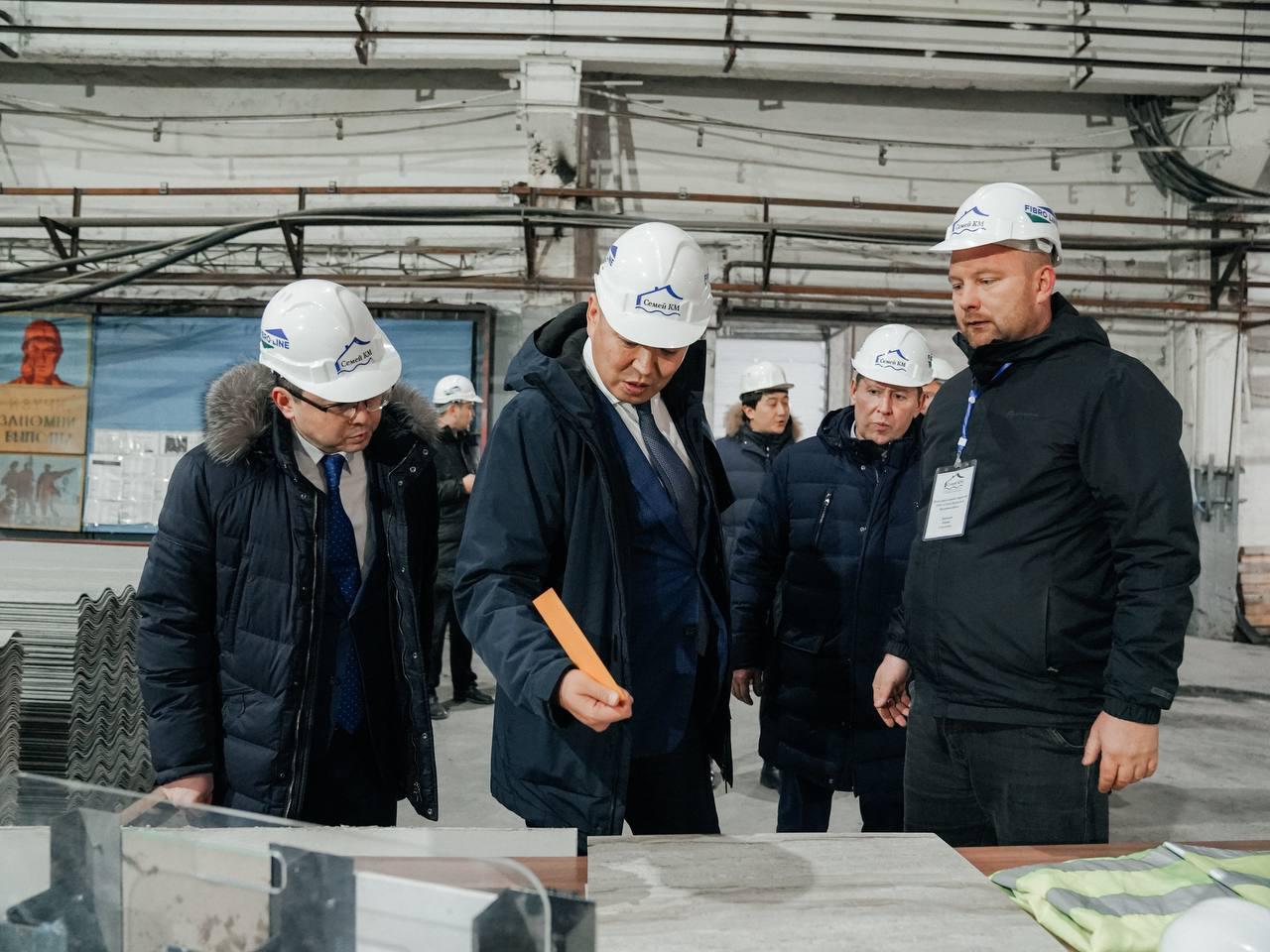 Канат Шарлапаев посетил промышленные и строительные предприятия Абайской области