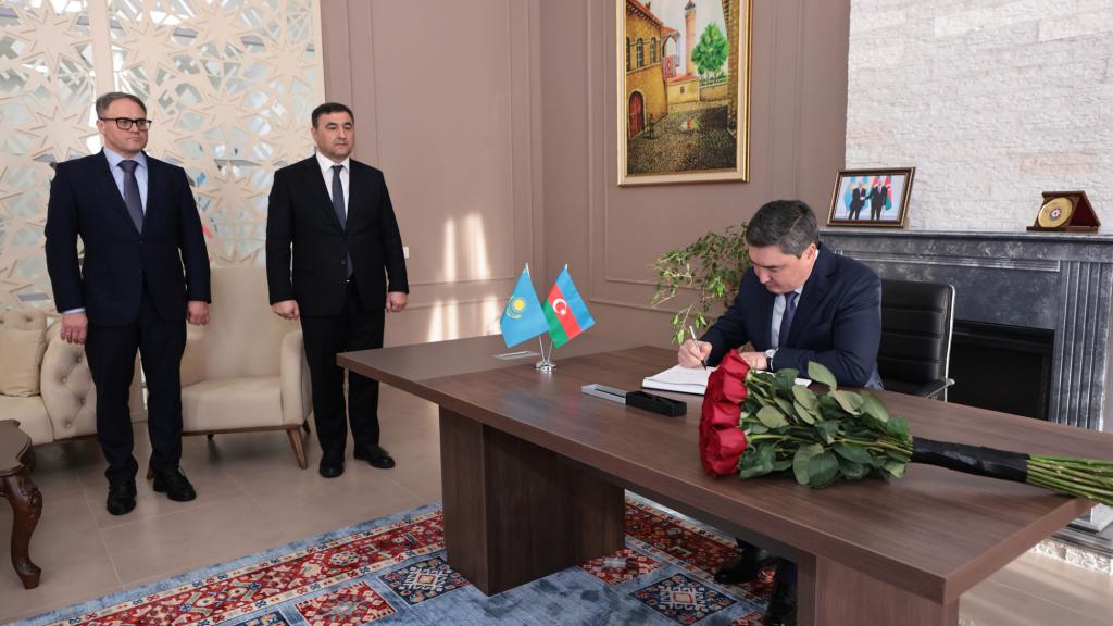Олжас Бектенов оставил запись в книге соболезнований в посольстве Азербайджана в Астане