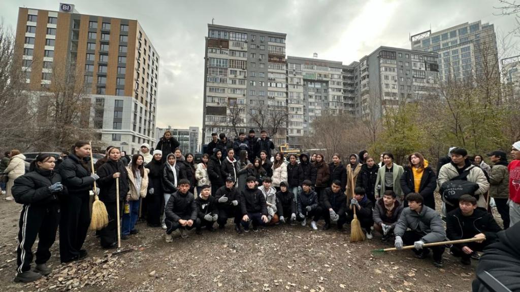 «Таза Қазақстан»: более 500 резидентов комьюнити-центров вышли на субботник