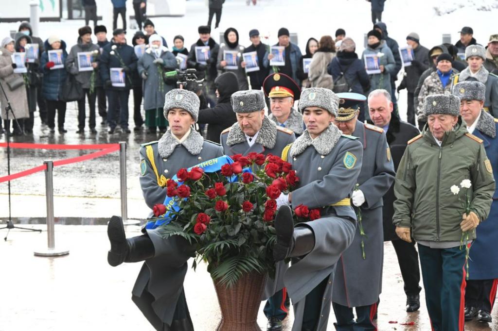 Аким Алматы возложил цветы к монументу Независимости