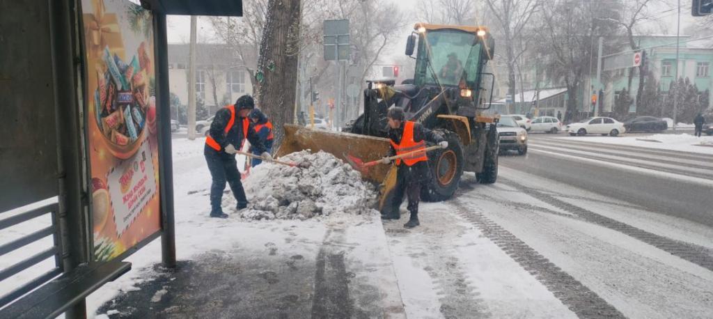 Коммунальные службы Алматы продолжают работу в усиленном режиме