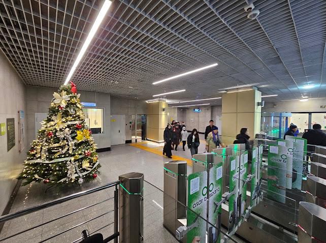 Метро Алматы украсили к Новому году